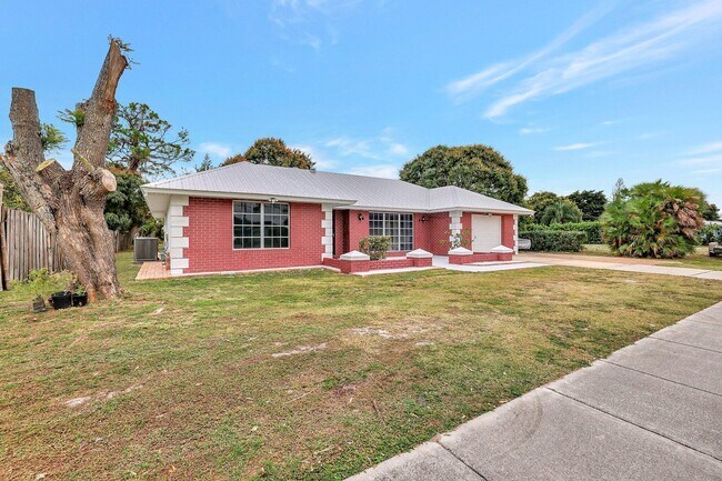 388 E Prima Vista Blvd in Port St. Lucie, FL - Foto de edificio - Building Photo
