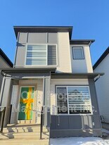 484 Edgemont Dr in Edmonton, AB - Building Photo