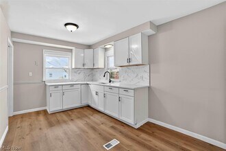 1851 Beverly Hills Dr in Euclid, OH - Building Photo - Building Photo