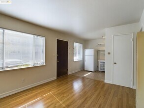 3811 Opal St in Oakland, CA - Building Photo - Building Photo