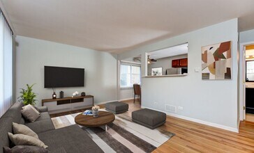 208 Surrey Dr in Glen Ellyn, IL - Building Photo - Building Photo