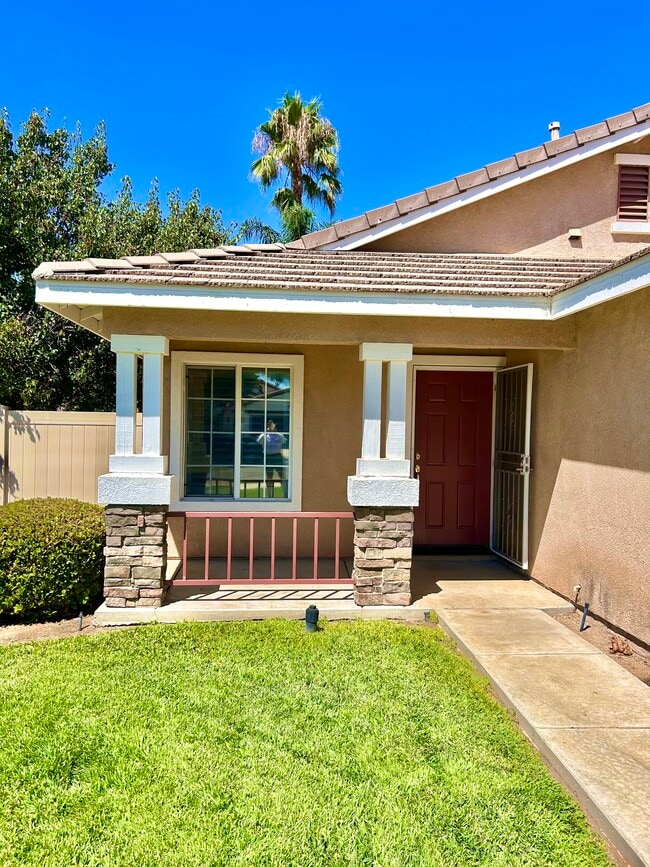 30277 Twain Dr in Menifee, CA - Foto de edificio - Building Photo