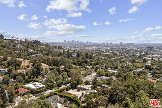 5940 Manola Way in Los Angeles, CA - Foto de edificio - Building Photo