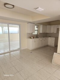 2417 W 54th Pl in Hialeah, FL - Foto de edificio - Building Photo