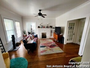 415 W Mistletoe Ave in San Antonio, TX - Building Photo - Building Photo