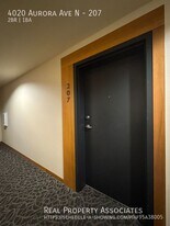 4020 Aurora Ave N in Seattle, WA - Building Photo