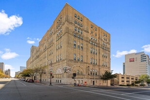 270 E Highland Ave in Milwaukee, WI - Building Photo