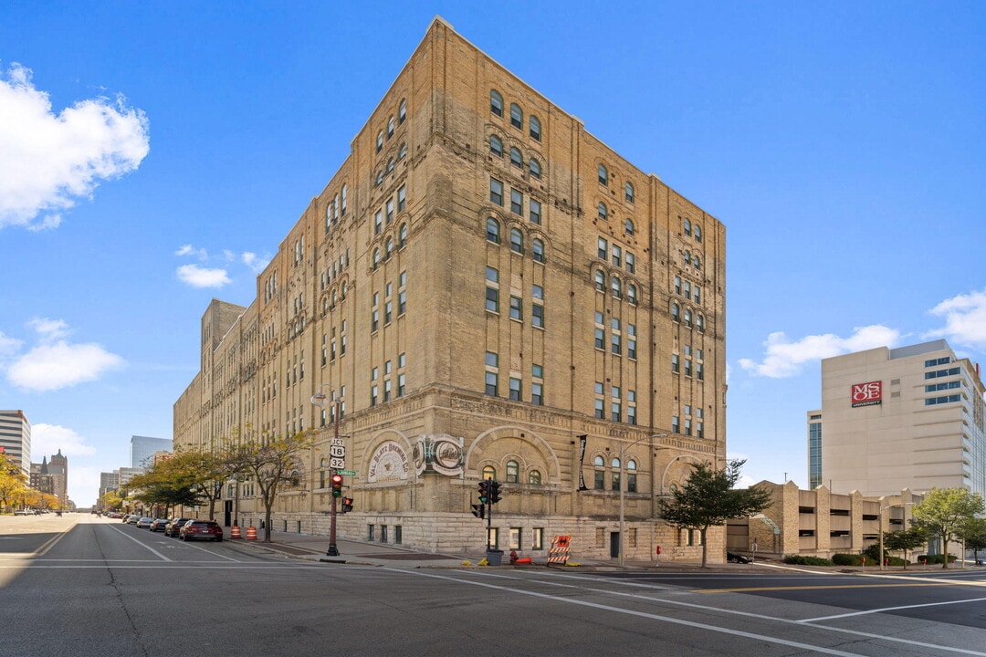 270 E Highland Ave in Milwaukee, WI - Building Photo