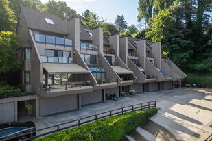 613 HIGHLAND Dr in Seattle, WA - Building Photo