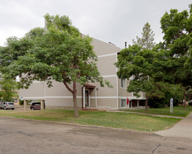 Queensgate Manor in Edmonton, AB - Building Photo - Building Photo