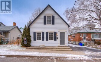 30 Young St W in Waterloo, ON - Building Photo