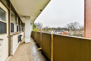 445 Eglinton Ave E in Toronto, ON - Building Photo
