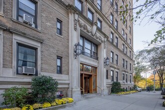 375 Riverside Dr in New York, NY - Building Photo - Building Photo
