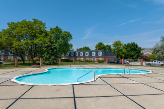 Continental Plaza Apartments in Taylor, MI - Foto de edificio - Building Photo