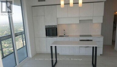 8 Eglinton Ave E in Toronto, ON - Building Photo - Building Photo