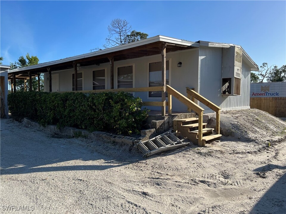 19531 Huber Rd in North Fort Myers, FL - Building Photo