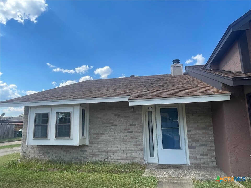 115 Chantilly St in Victoria, TX - Building Photo