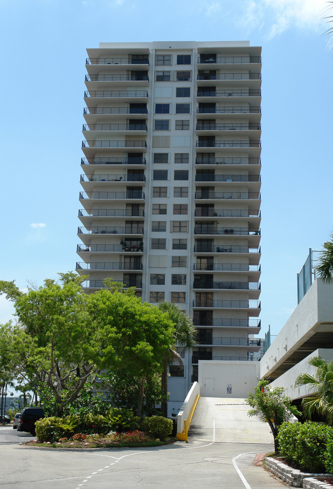 Tower at Biscayne Cove in Aventura, FL - Building Photo - Building Photo