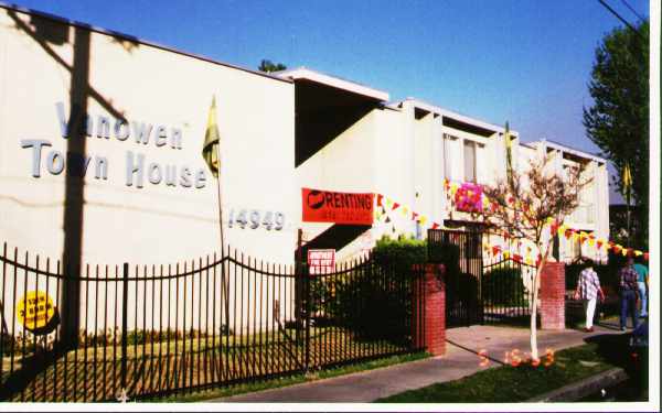 Vanowen Town House in Van Nuys, CA - Foto de edificio - Building Photo