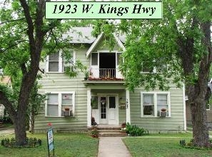 1923 W Kings Hwy in San Antonio, TX - Building Photo