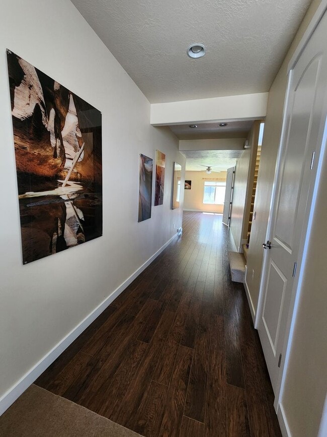 166 E Vista Way in North Salt Lake, UT - Building Photo - Building Photo