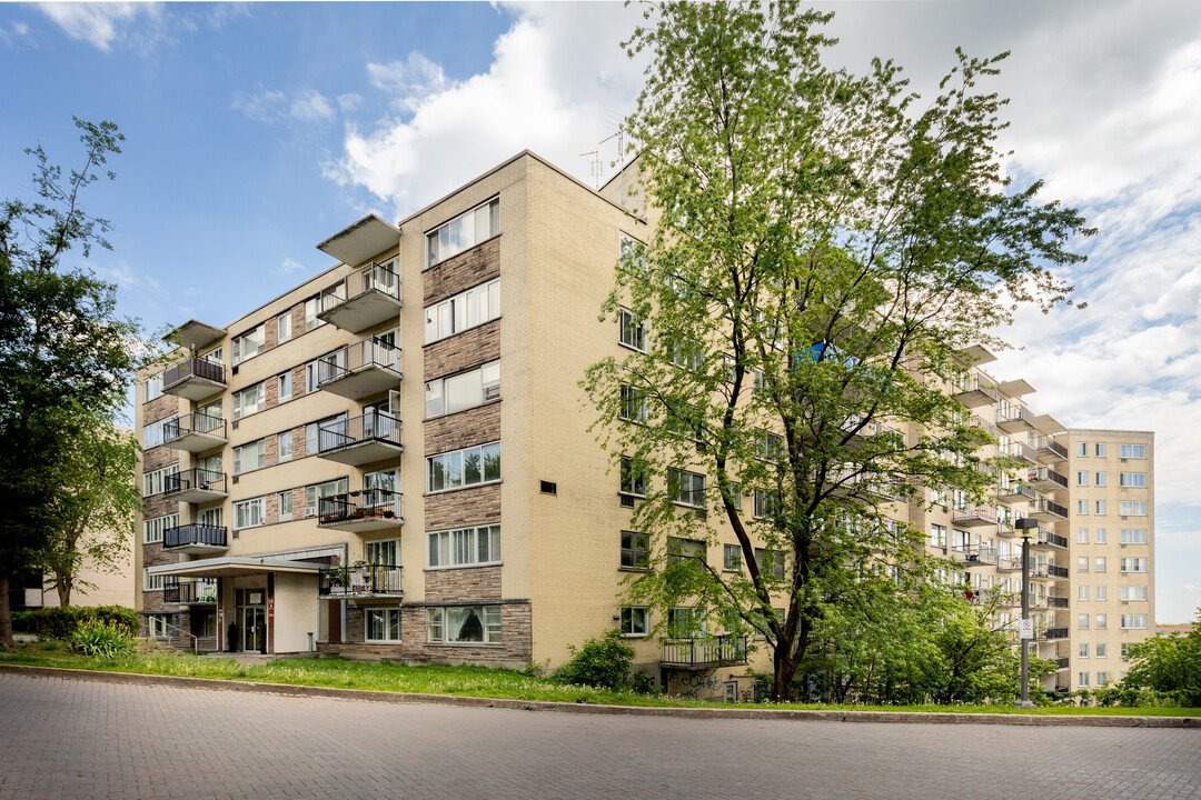 Highland Towers in Montréal, QC - Building Photo