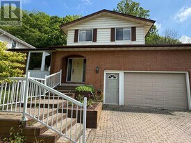 4 Trillium Ln in St Catharines, ON - Building Photo