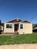 1646 SE Hamilton St in Roseburg, OR - Building Photo