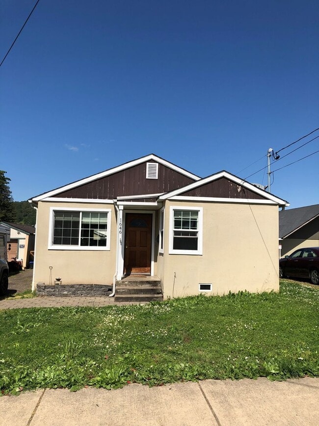 property at 1646 SE Hamilton St