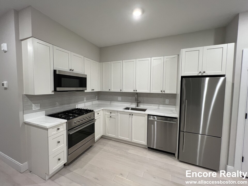 187 Green St, Unit 405 in Boston, MA - Building Photo