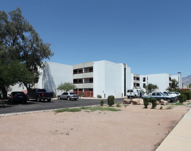 Craycroft Tower Apartments in Tucson, AZ - Building Photo - Building Photo