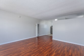 11520 Menlo Ave in Hawthorne, CA - Foto de edificio - Building Photo