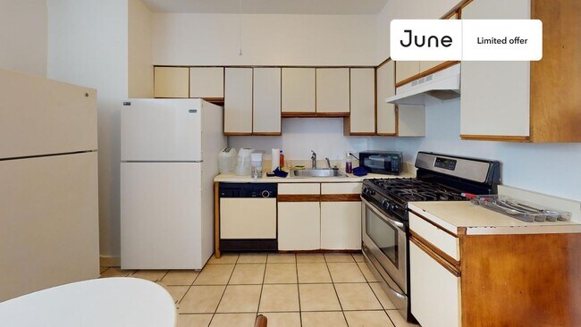 42 Orchard Rd, Unit 1 in Brookline, MA - Foto de edificio - Building Photo