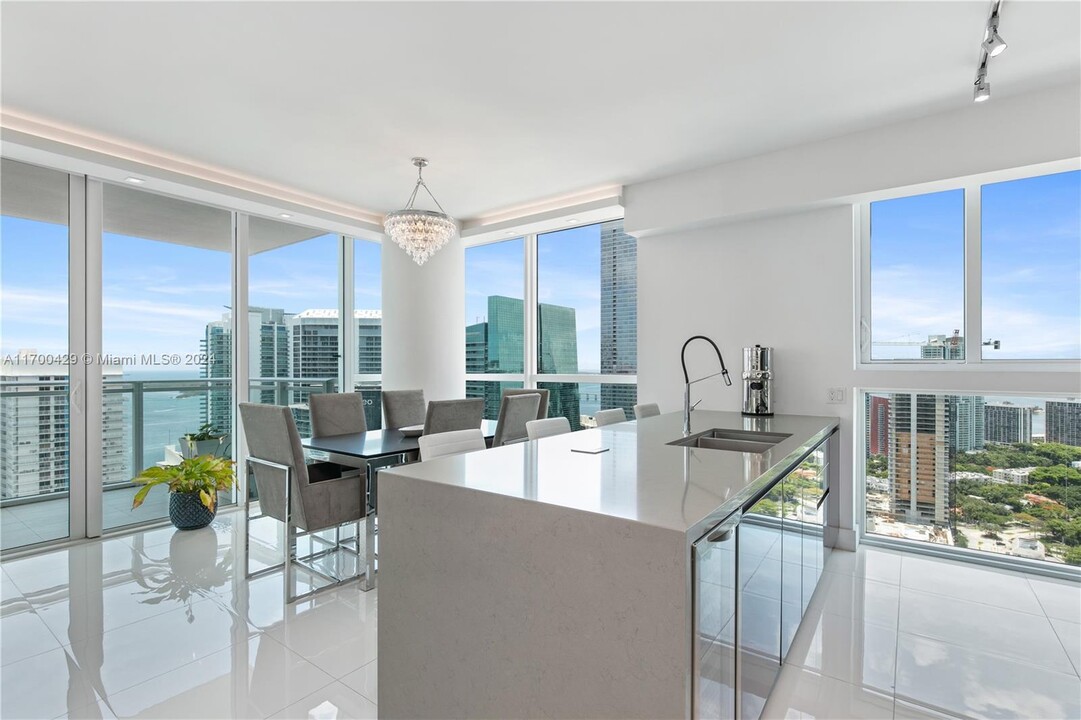 1080 Brickell Ave in Miami, FL - Building Photo