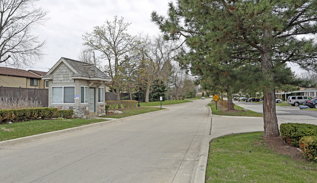 Stonebrooke Condominiums in Southfield, MI - Building Photo - Building Photo