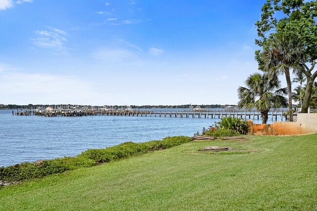 13 SE Sailfish Ln in Stuart, FL - Building Photo - Building Photo