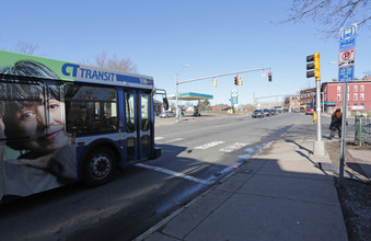 161-177 Albany Ave in Hartford, CT - Foto de edificio - Building Photo