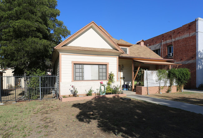 305 N Howard St in Glendale, CA - Foto de edificio - Building Photo