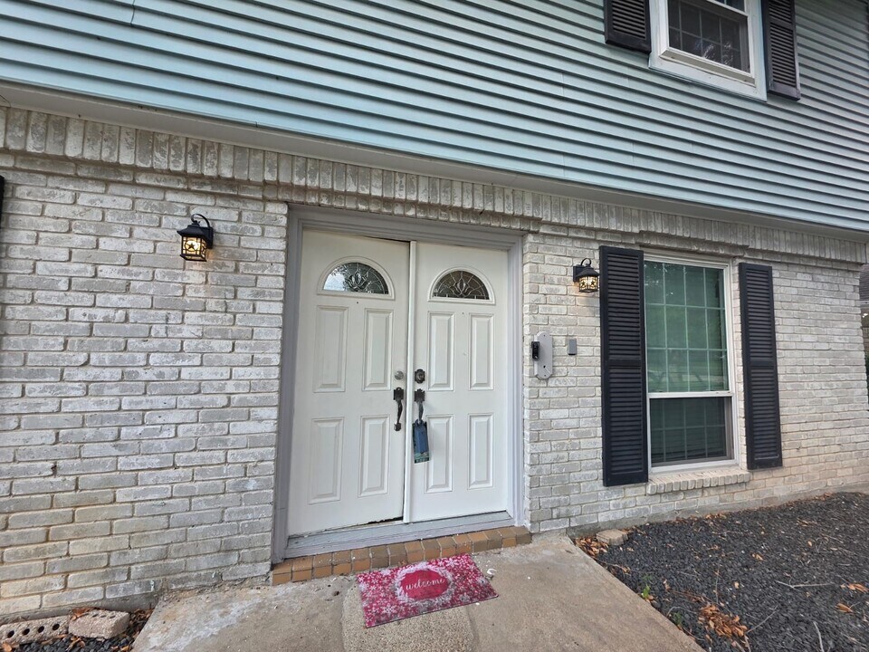 13830 Burgoyne Rd in Houston, TX - Building Photo