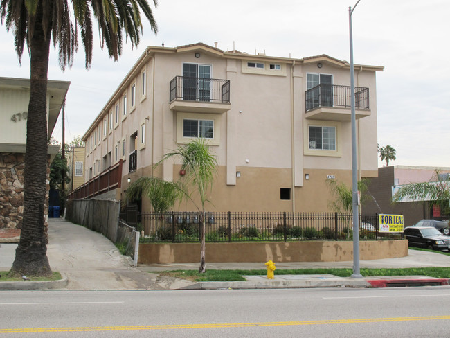 4703 Beverly Blvd in Los Angeles, CA - Foto de edificio - Building Photo