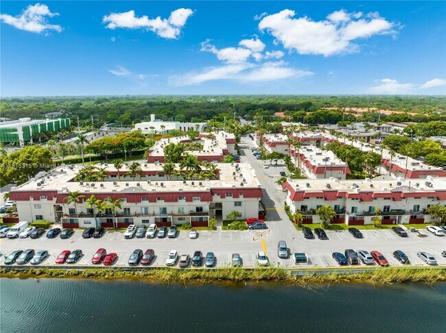8650 SW 67th Ave, Unit 1038 in Pinecrest, FL - Building Photo - Building Photo