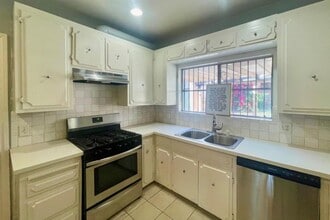 6551 Franklin Ave in Los Angeles, CA - Foto de edificio - Building Photo