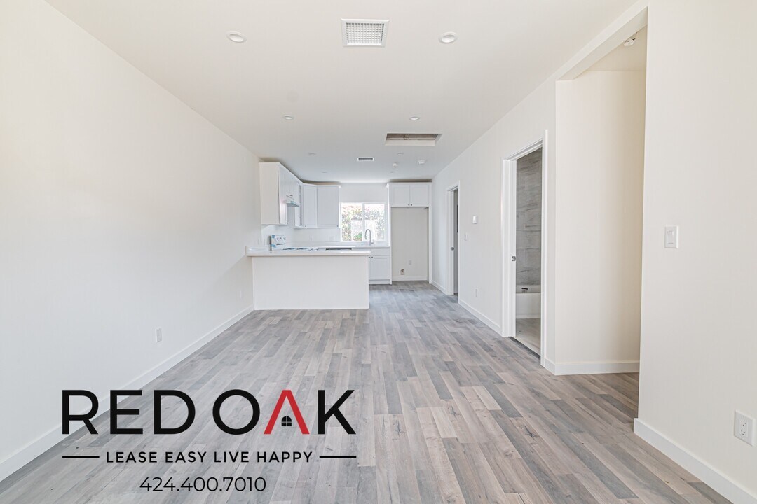 1028 W 110th St in Los Angeles, CA - Building Photo