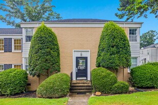 512 Wakefield Dr in Charlotte, NC - Building Photo