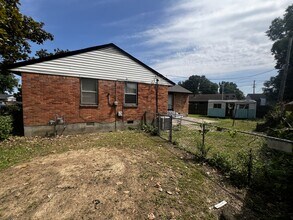 1023 N Mendenhall Rd in Memphis, TN - Building Photo - Building Photo