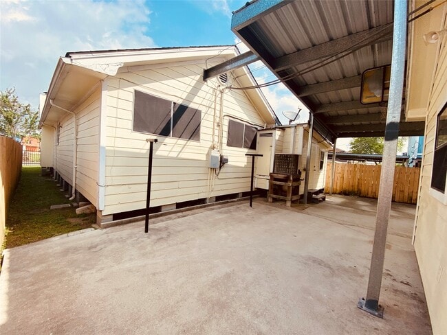 611 Bolster St in Baytown, TX - Foto de edificio - Building Photo