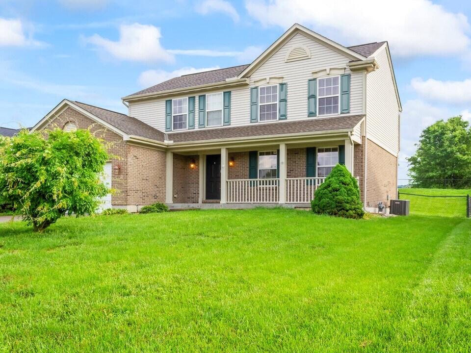1528 Marietta Dr in Hebron, KY - Building Photo