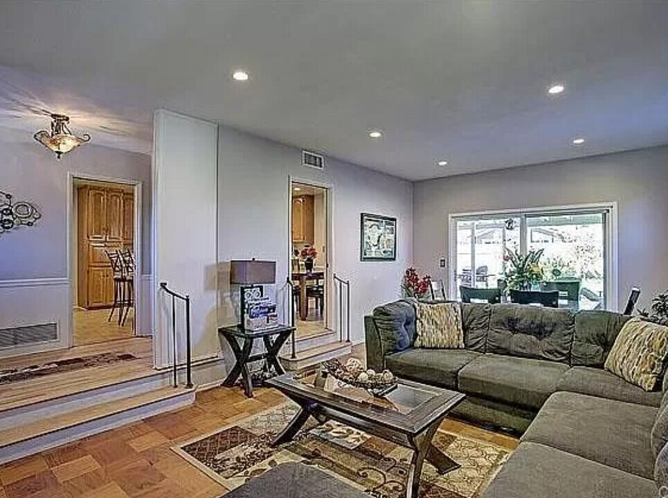 2047 S Margie Ln in Anaheim, CA - Building Photo