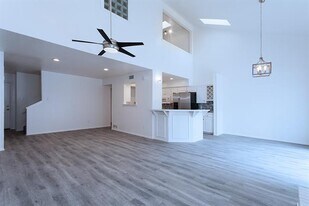 7450 Holly Hill Dr in Dallas, TX - Building Photo