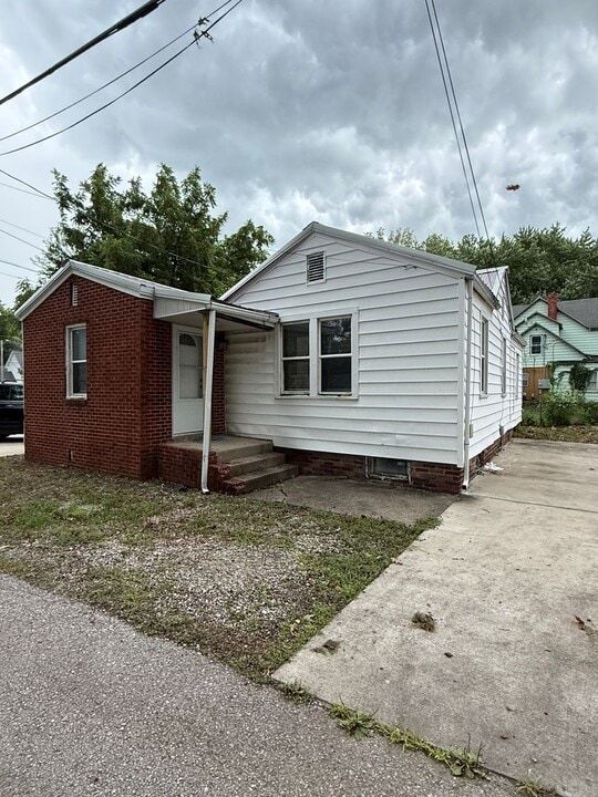 814 W Washington St in Springfield, IL - Building Photo